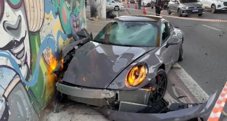 Porsche de influenciador em alta velocidade atinge carros e motos em SP