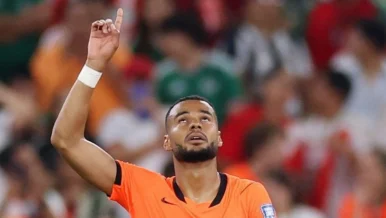 Após perder filho, Gakpo se emociona ao marcar um gol na Copa do Mundo