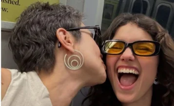 Filha de Sandra Annenberg posa com namorada, e ganha declaração da mãe