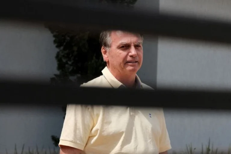 Polícia aguarda Moraes para ouvir Bolsonaro sobre arma apreendida em blitz