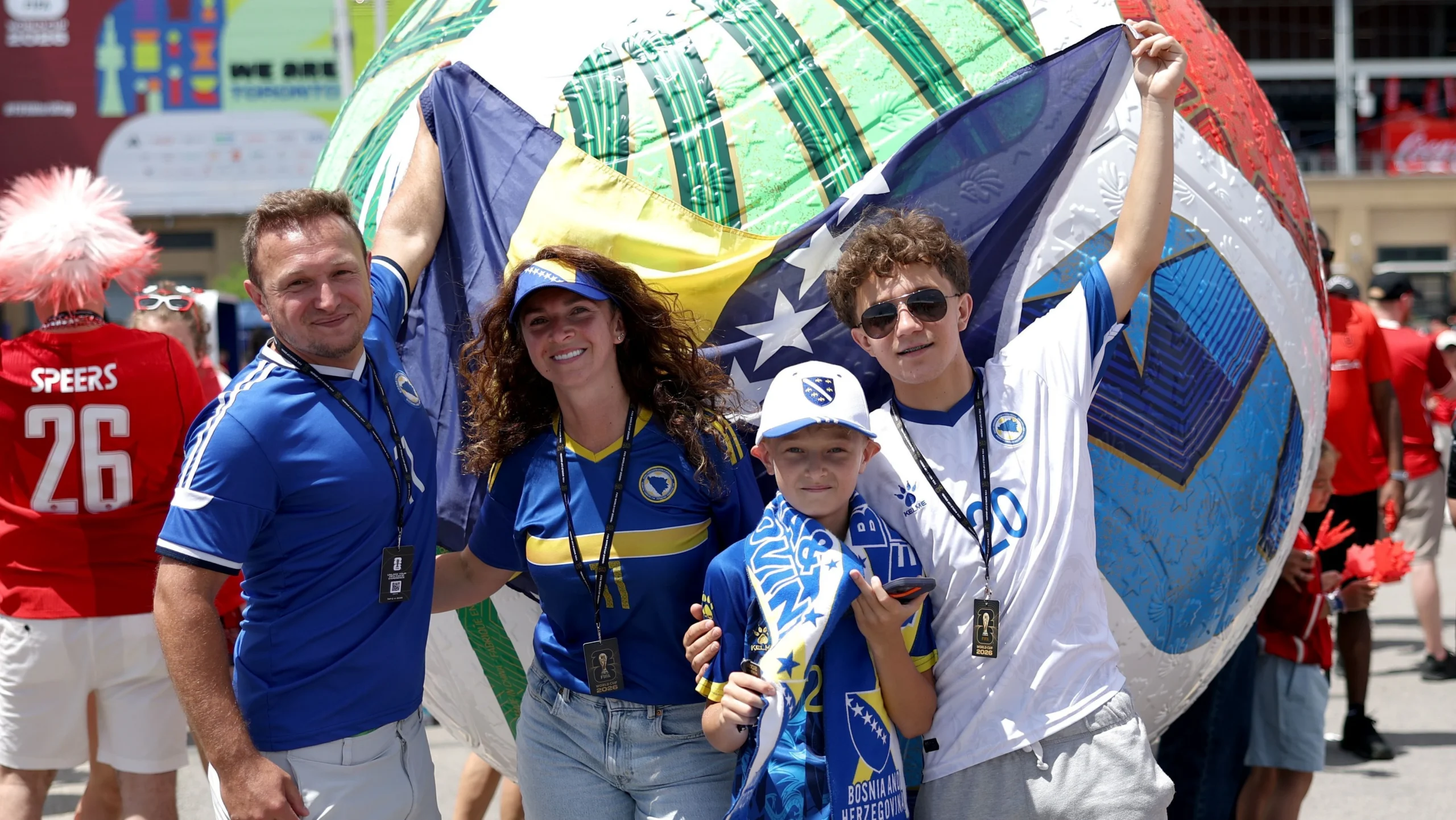 Copa do Mundo: torcedores da Bósnia invadem o Canadá; veja