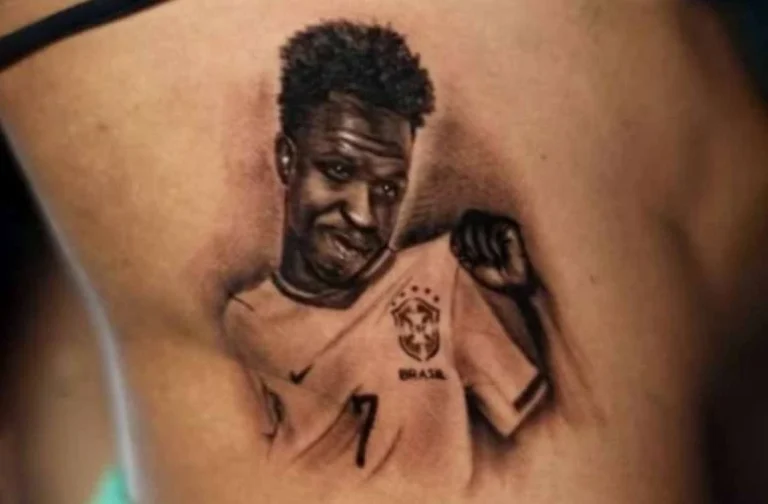 Influenciadora diz que se arrependeu de tatuagem em homenagem a Vini Jr