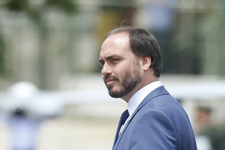 Carlos falta à convenção do PL para encontrar Eduardo Bolsonaro nos EUA