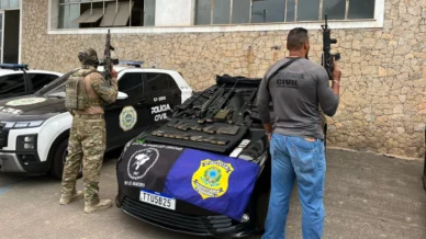 Carro roubado com placas de viatura oficial é apreendido no Rio de Janeiro