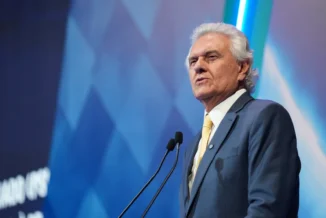 Caiado ironiza Flávio após fala sobre urnas em reunião com embaixadores