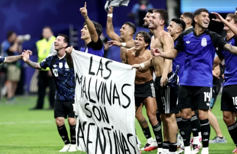 Jogadores da Argentina exibem bandeira sobre as Malvinas após vitória