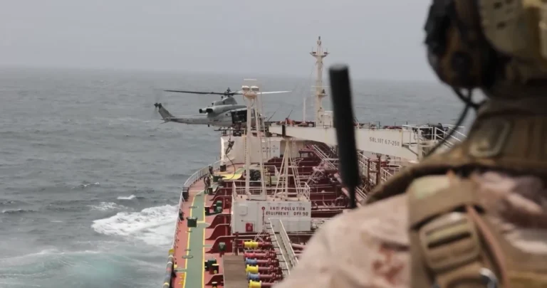 Forças dos EUA abordam petroleiro no Mar Arábico em meio ao bloqueio naval