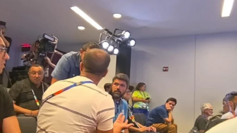 Repórter da Globo discute com jornalista durante coletiva de imprensa
