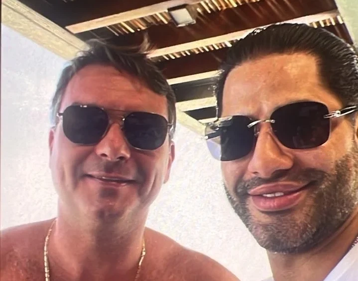 “Mais uma das várias que tiro”, diz Flávio sobre foto com Sicário
