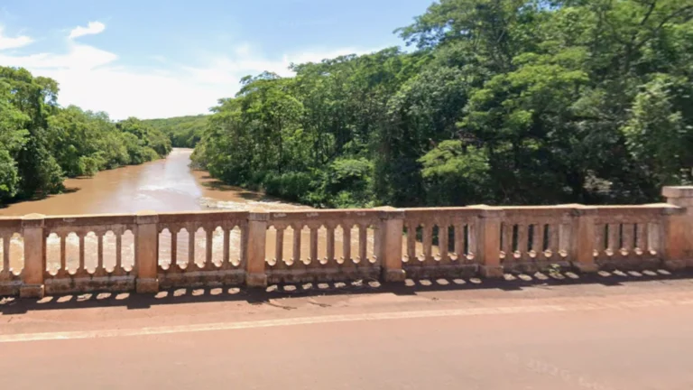Mulher é jogada de ponte após ser tirada à força de boate no interior de MG