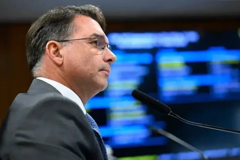 Campanha de Flávio “estranha” Quaest e quer checagem qualitativa
