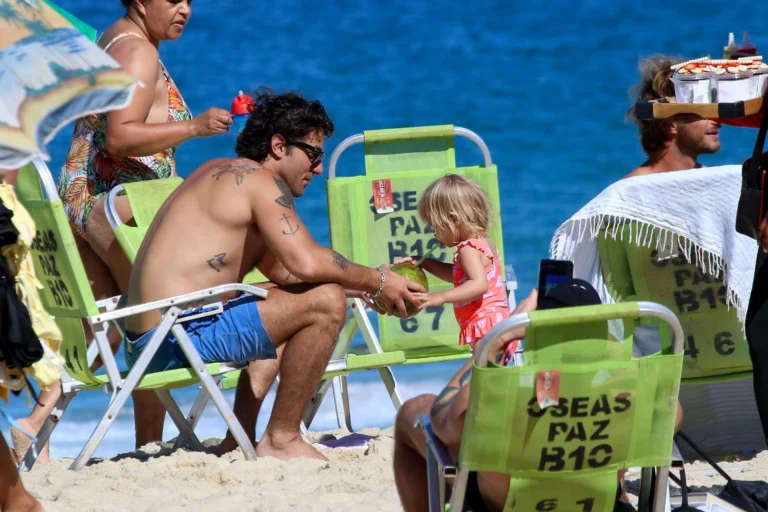Chay Suede curte praia com filha em dia de folga; veja fotos