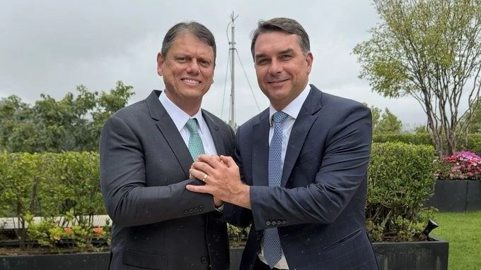 Tarcísio diz que vai dar apoio “incondicional” a Flávio durante a campanha