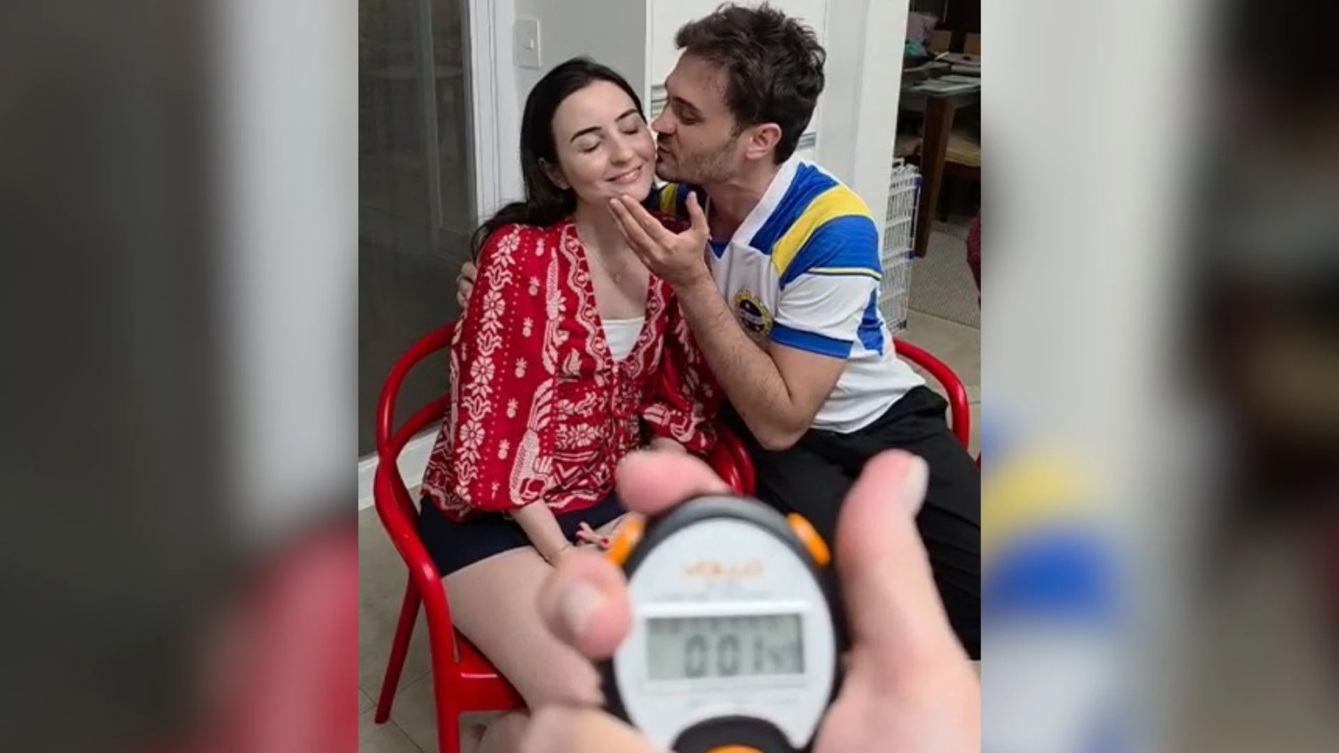 Brasileiro entra no Guinness após dar 195 beijos na namorada em 30 segundos