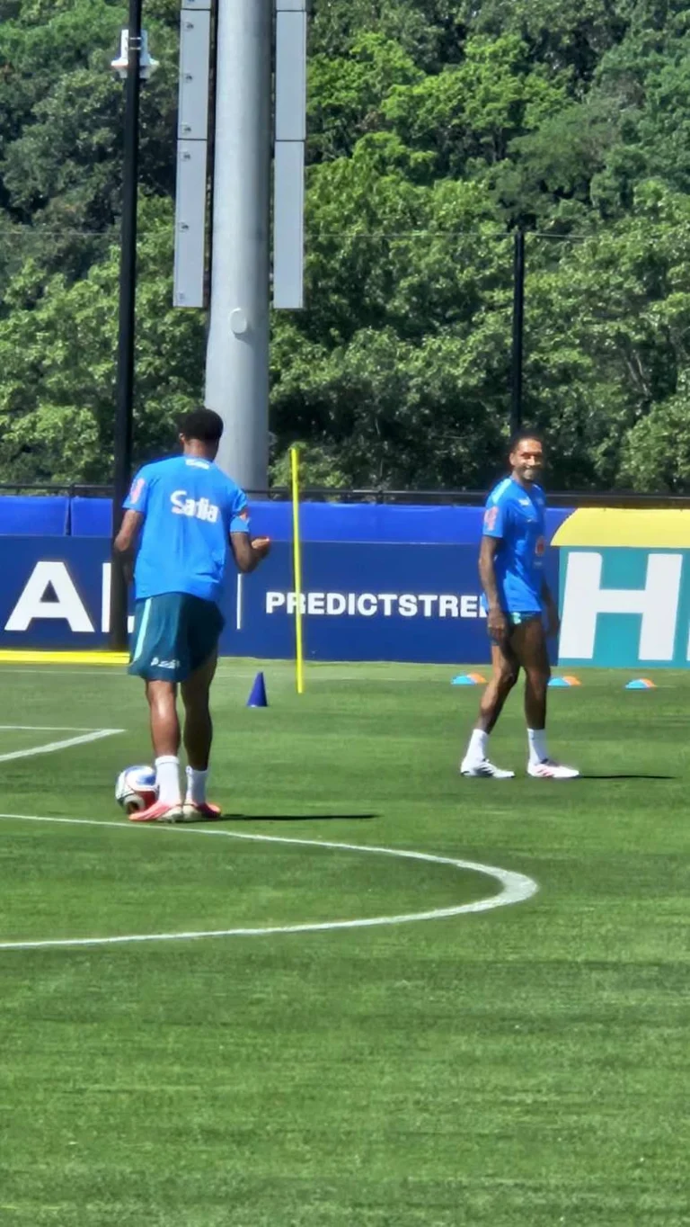 Raphinha volta a treinar após 2 semanas e anima treino da Seleção