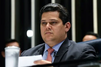 Alcolumbre defende fim do período de transição em PEC da 6x1