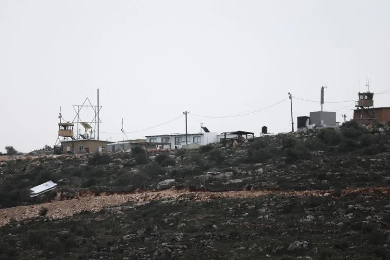 Colonos israelenses incendeiam mesquitas na Cisjordânia após confronto