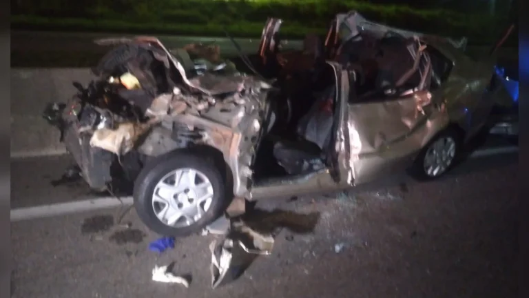 Colisão frontal entre carros deixa três mortos na Dutra, no interior de SP