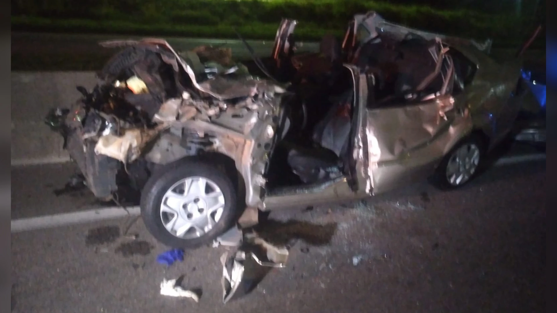 Colisão frontal entre carros deixa três mortos na Dutra, no interior de SP