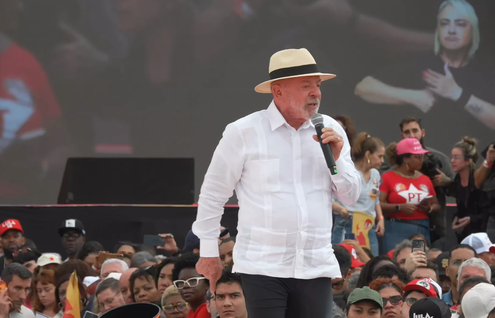 Lula sugere que viajantes possam revender ou transferir passagens aéreas