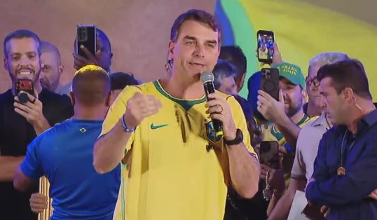 Flávio e Neymar se encontram em estádio antes de jogo Vasco x Santos