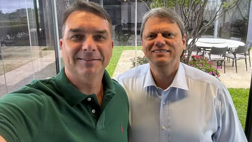 Tarcísio chama Flávio de “herdeiro” do projeto de Bolsonaro