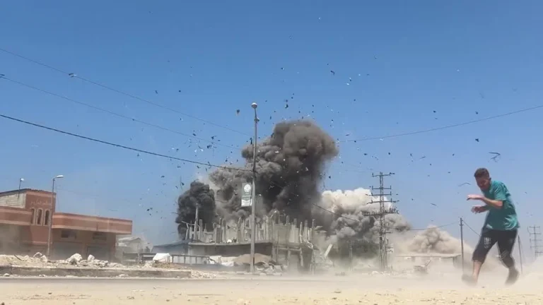 Vídeo mostra momento em que ataque aéreo israelense atinge cidade em Gaza