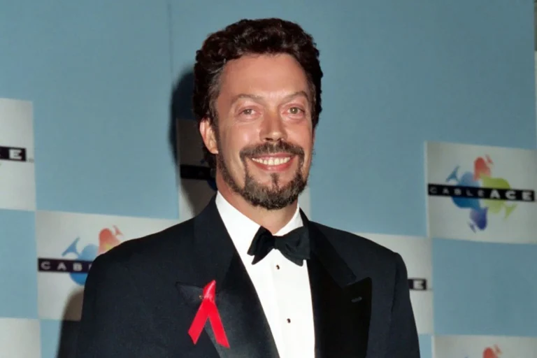 Ator Tim Curry, estrela de “Rocky Horror”, morre aos 80 anos