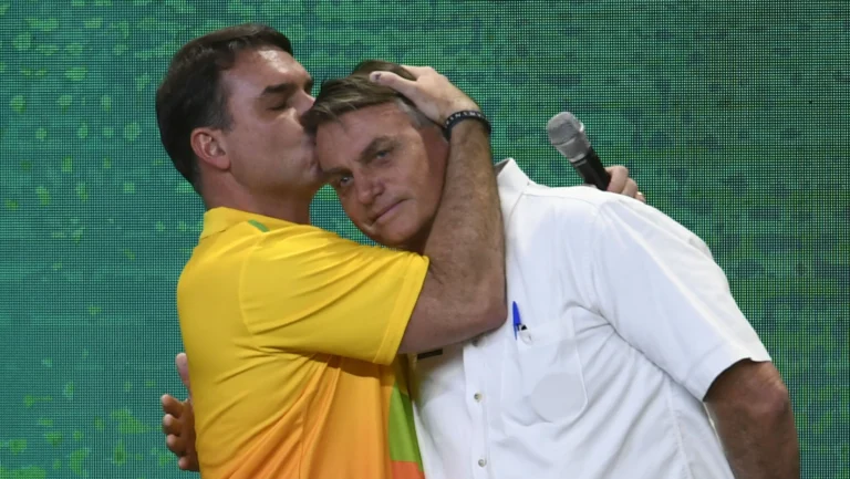 Proibido de visitar Bolsonaro, Flávio escreve carta e chora: “Até breve”