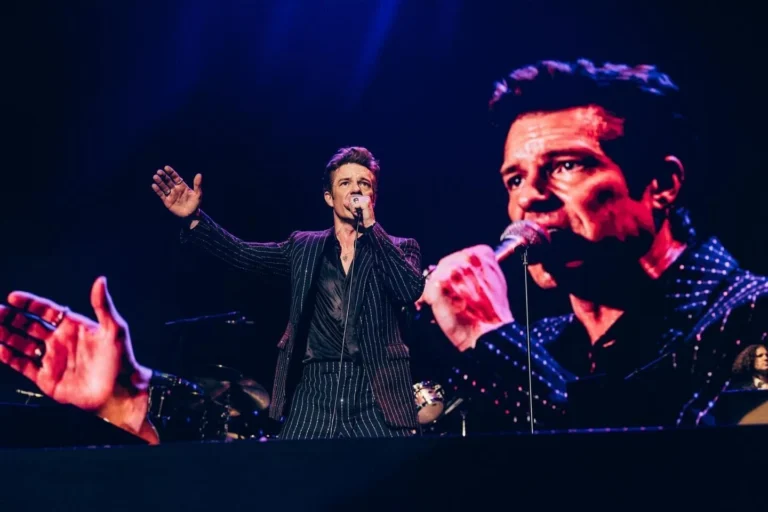 Vocalista do The Killers questiona futuro na música: “Até quando?”