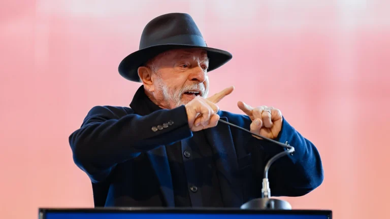 Se quiser bater na mulher, não precisa votar em mim, diz Lula em convenção