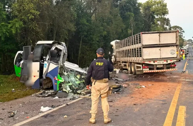 Acidente entre ônibus e carreta deixa aos menos 23 mortos no Paraná