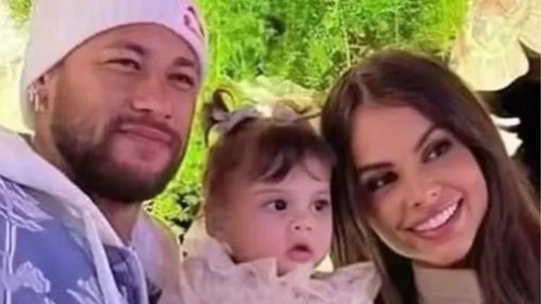 Amanda Kimberlly rebate crítica por comprar roupas baratas para a filha que tem com Neymar