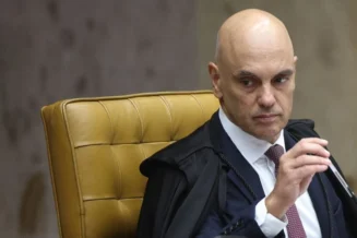 Moraes autoriza visitas de Carlos Bolsonaro e Jair Renan ao pai