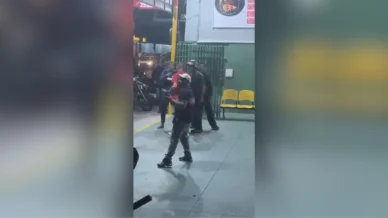 Homem atira durante briga com entregadores e leva 'capacetada' em pizzaria