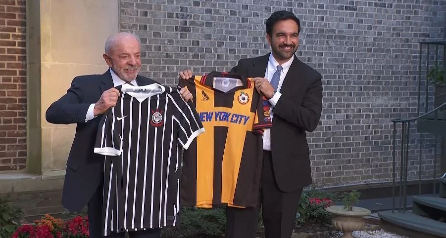 Lula entrega camisa do Corinthians a Zohran Mamdani, prefeito de Nova York