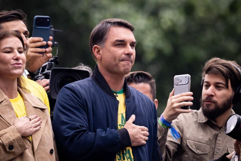 Viagem foi em avião do Willer e não tem nada a ver com Vorcaro, diz Flávio