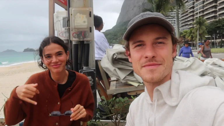 Apaixonado, Shawn Mendes posa com Bruna Marquezine em desfile de grife