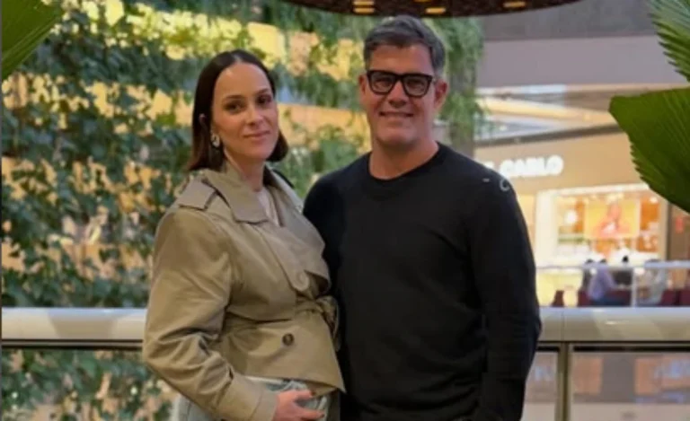 Juliano Cazarré e esposa anunciam a espera de mais um filho, o sétimo do casal