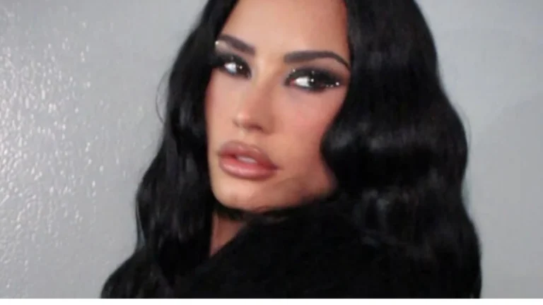 Demi Lovato é flagrada em avião e diverte fãs: “Gente como a gente”