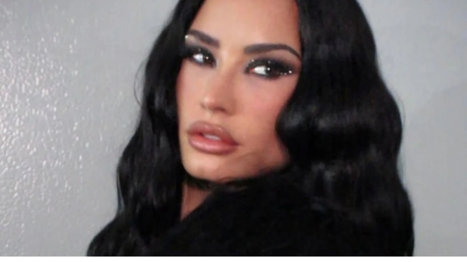 Demi Lovato é flagrada em avião e diverte fãs: 