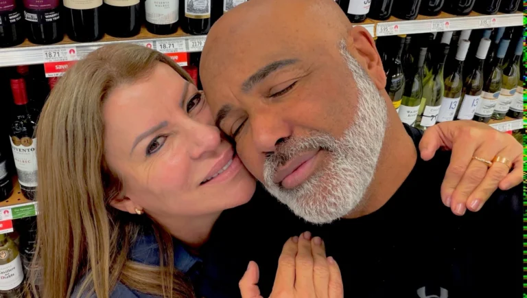Esposa de Rick deixa os EUA e retorna ao Brasil após desaparecimento em SC
