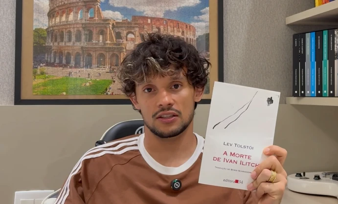 Livro indicado por Gustavo Scarpa, jogador do Galo, lidera vendas no Brasil