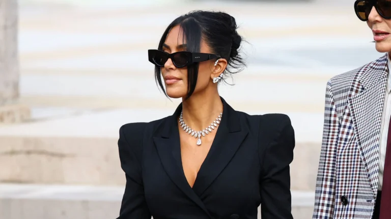Kim Kardashian recebe indenização de 1 euro por roubo de joias; entenda
