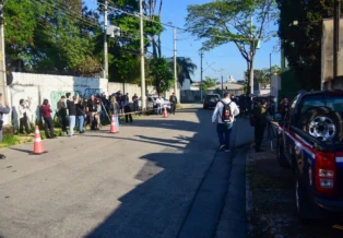 Família e amigos chegam para velório fechado de Rick em Sorocaba