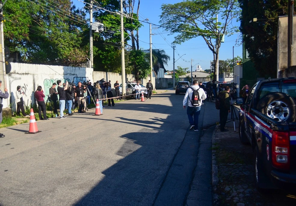 Família e amigos chegam para velório fechado de Rick em Sorocaba