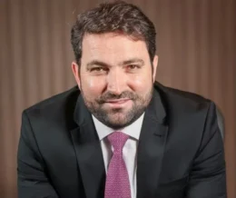 Advogado diz ter bancado voo de Flávio e nega relação com Vorcaro