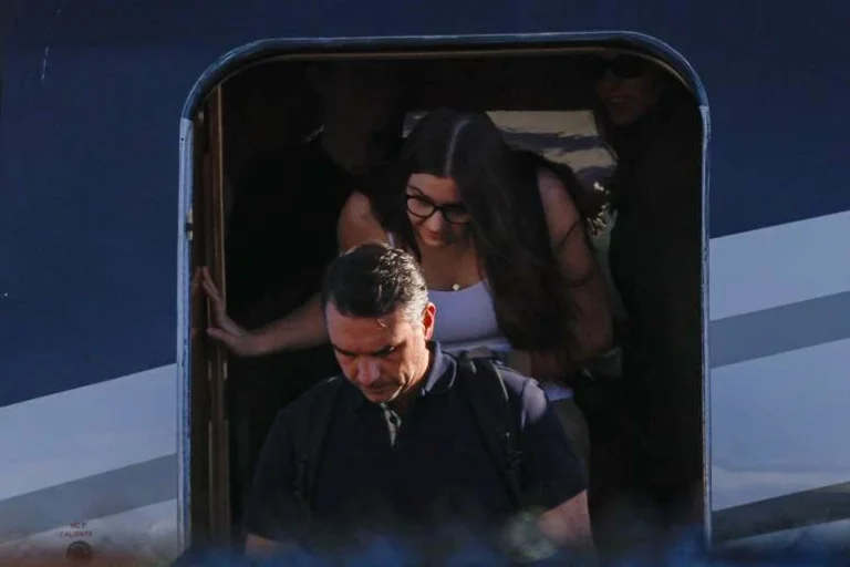 PF se manifesta e diz que Flávio Bolsonaro ainda não é considerado foragido após chegar nos EUA