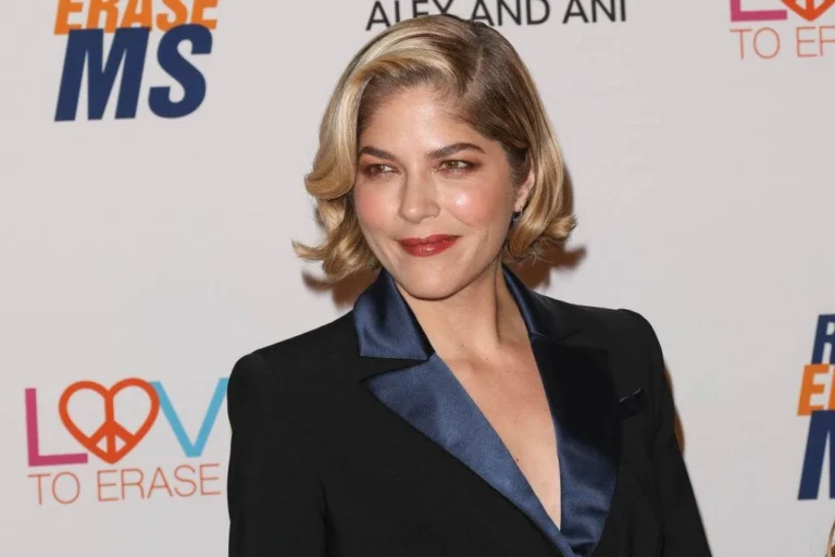 Atriz de Hollywood é presa após supostamente morder comissária de bordo