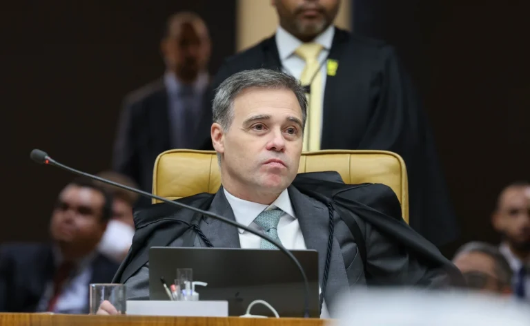 Após maioria formada, Mendonça suspende sessão sobre “tesouraço” de Flávio